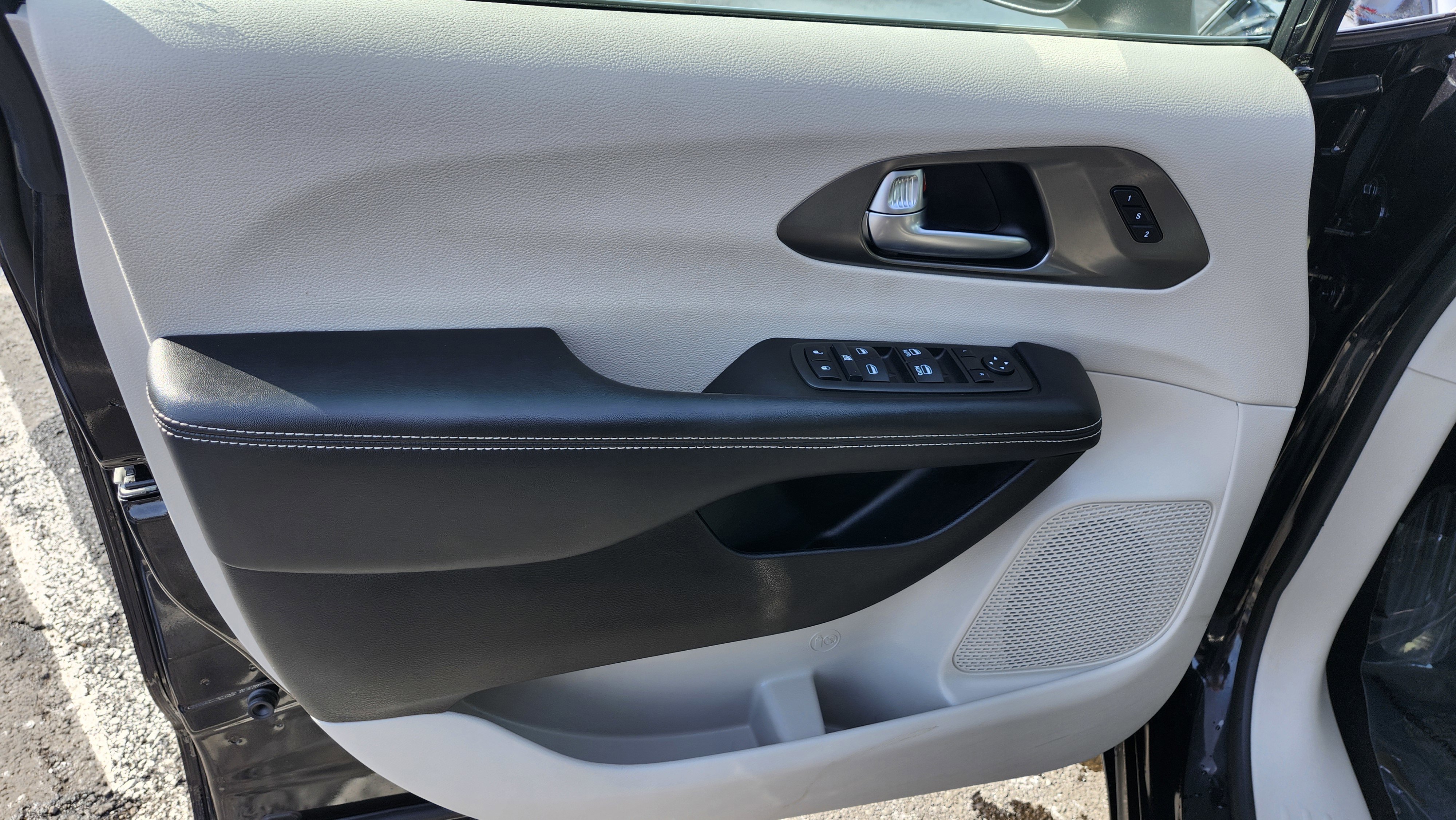 Used 2023 Chrysler Pacifica Touring-L image 25