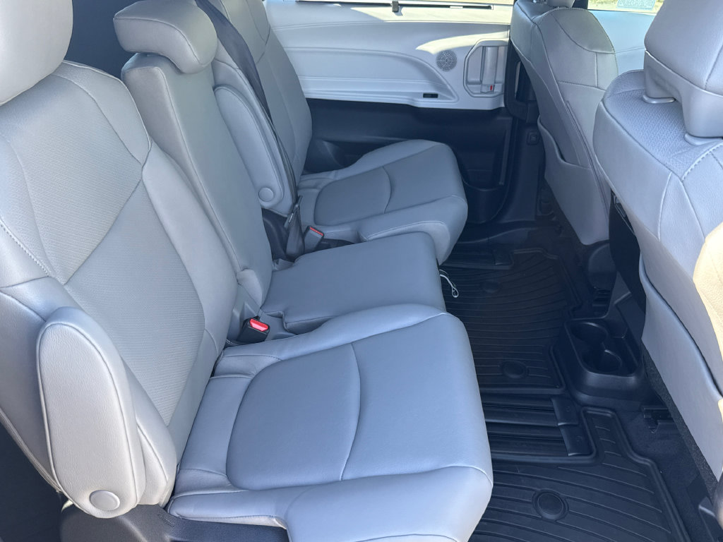 Certified 2026 Toyota Sienna XLE FWD image 19