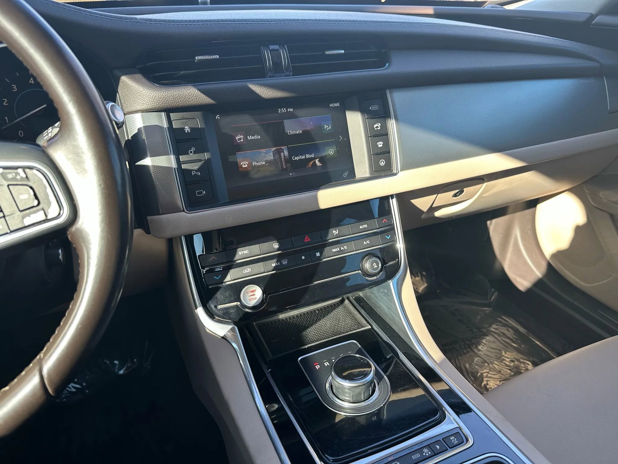 Used 2017 Jaguar XF Premium image 29