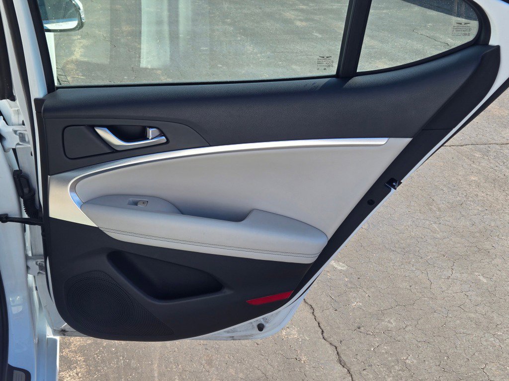 Used 2025 Genesis G70 2.5T image 10