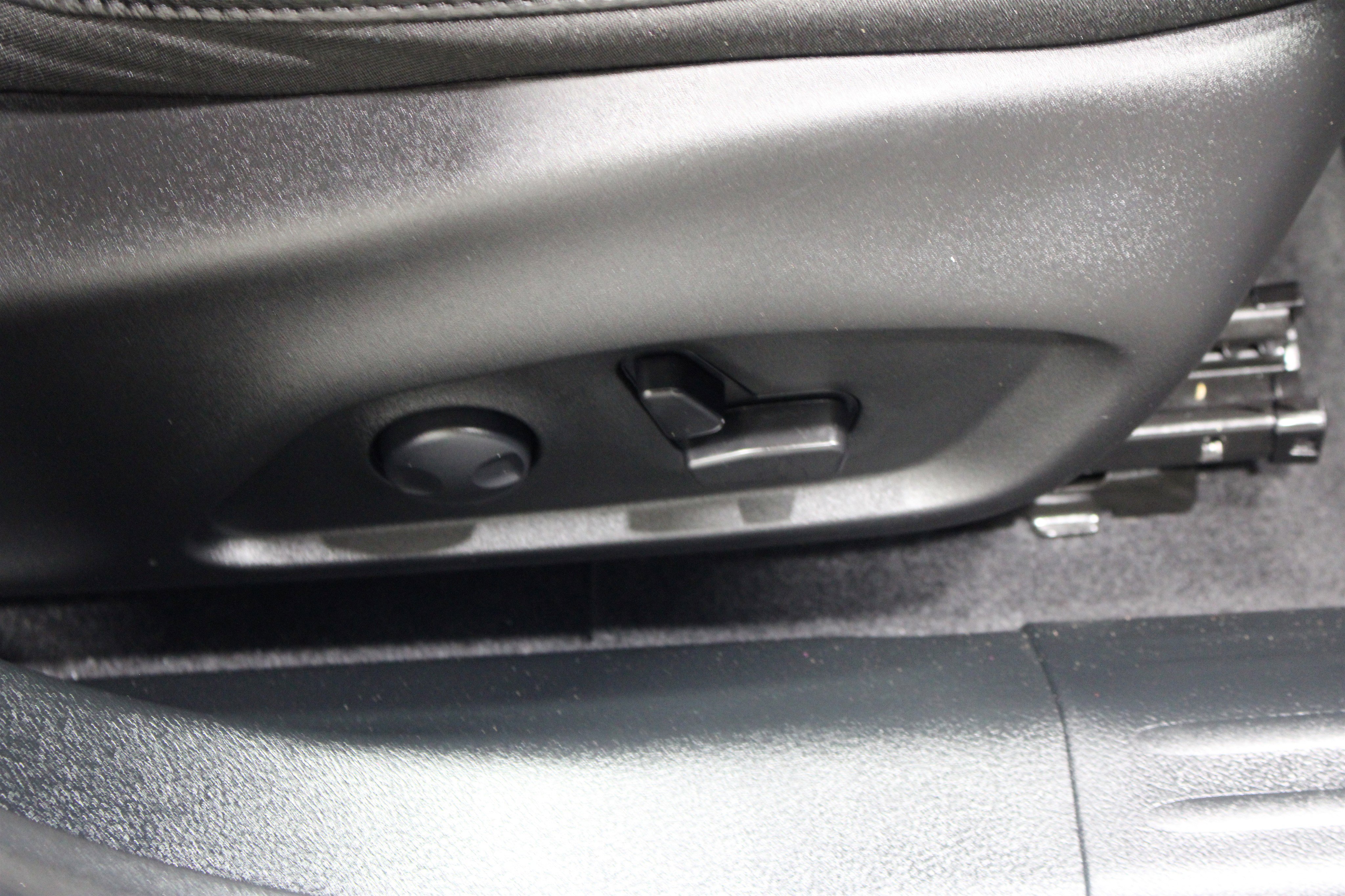 Used 2025 Jeep Compass Limited w/ Elite Group image 28