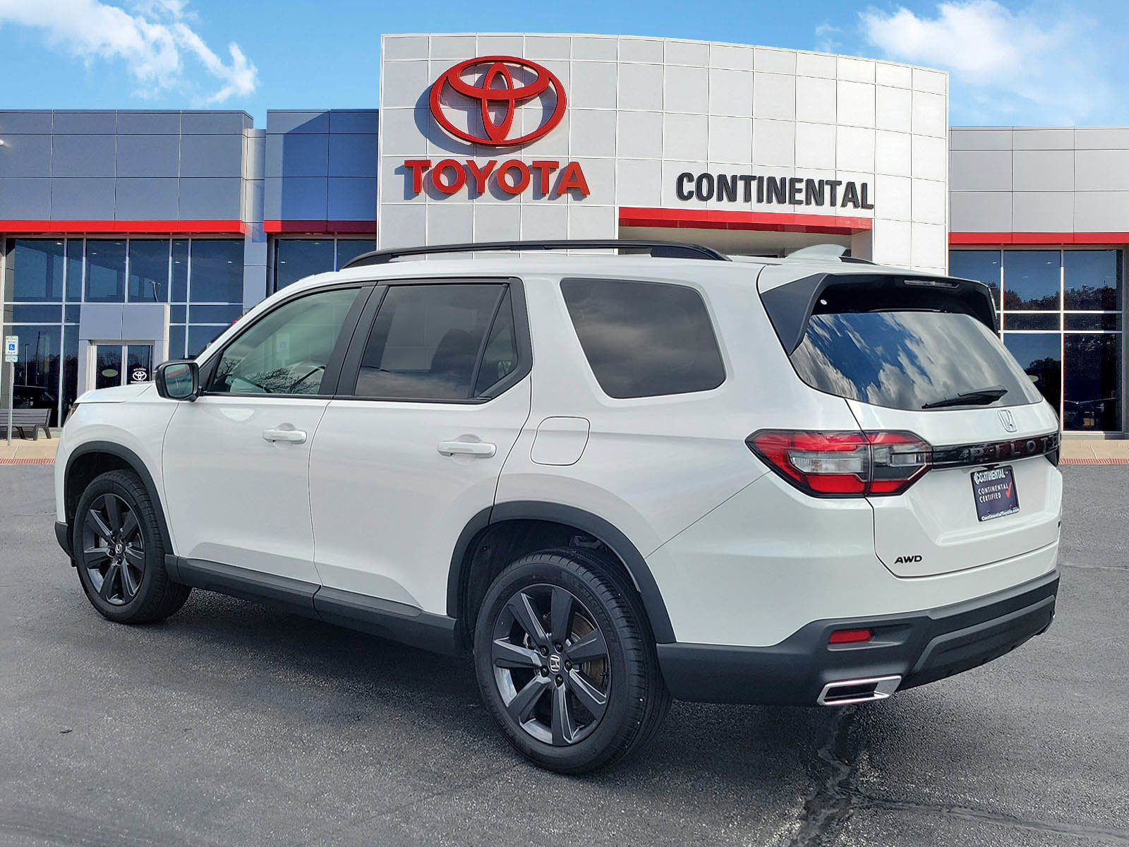 Used 2025 Honda Pilot Sport image 4