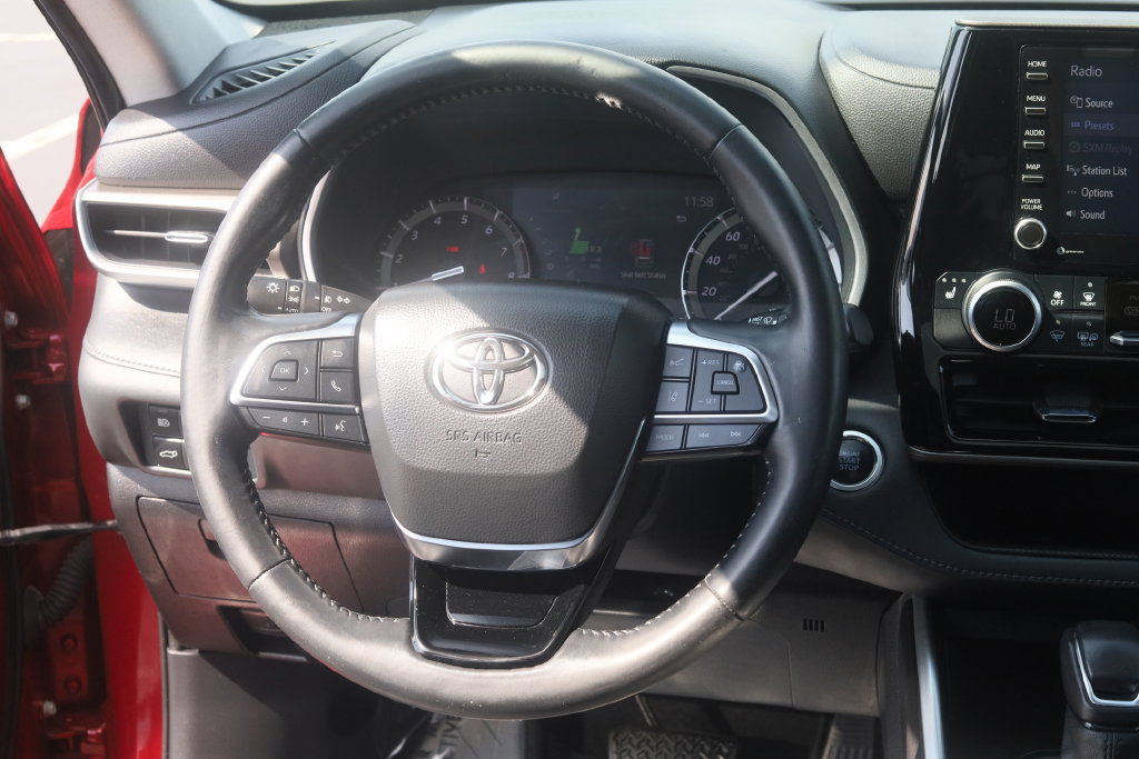 Used 2021 Toyota Highlander XLE AWD/4WD image 23