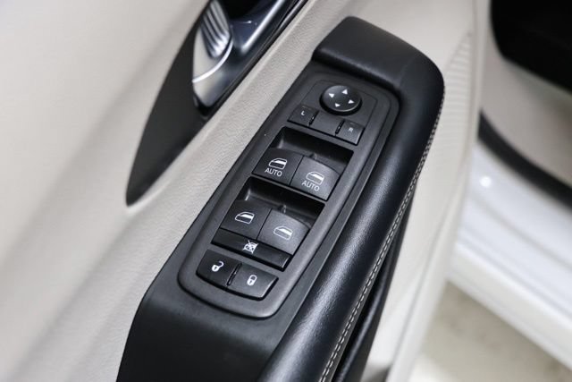 Used 2023 Chrysler Pacifica Touring-L FWD image 19
