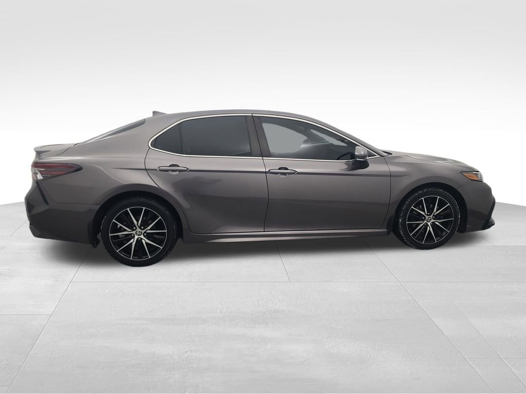 Used 2022 Toyota Camry SE w/ Cold Weather Package image 4