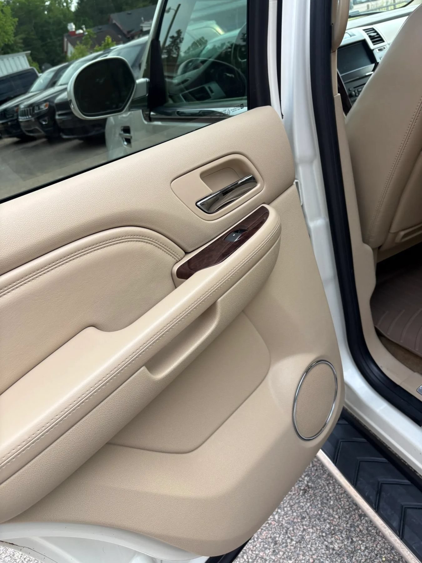 Used 2011 Cadillac Escalade Premium AWD/4WD image 46