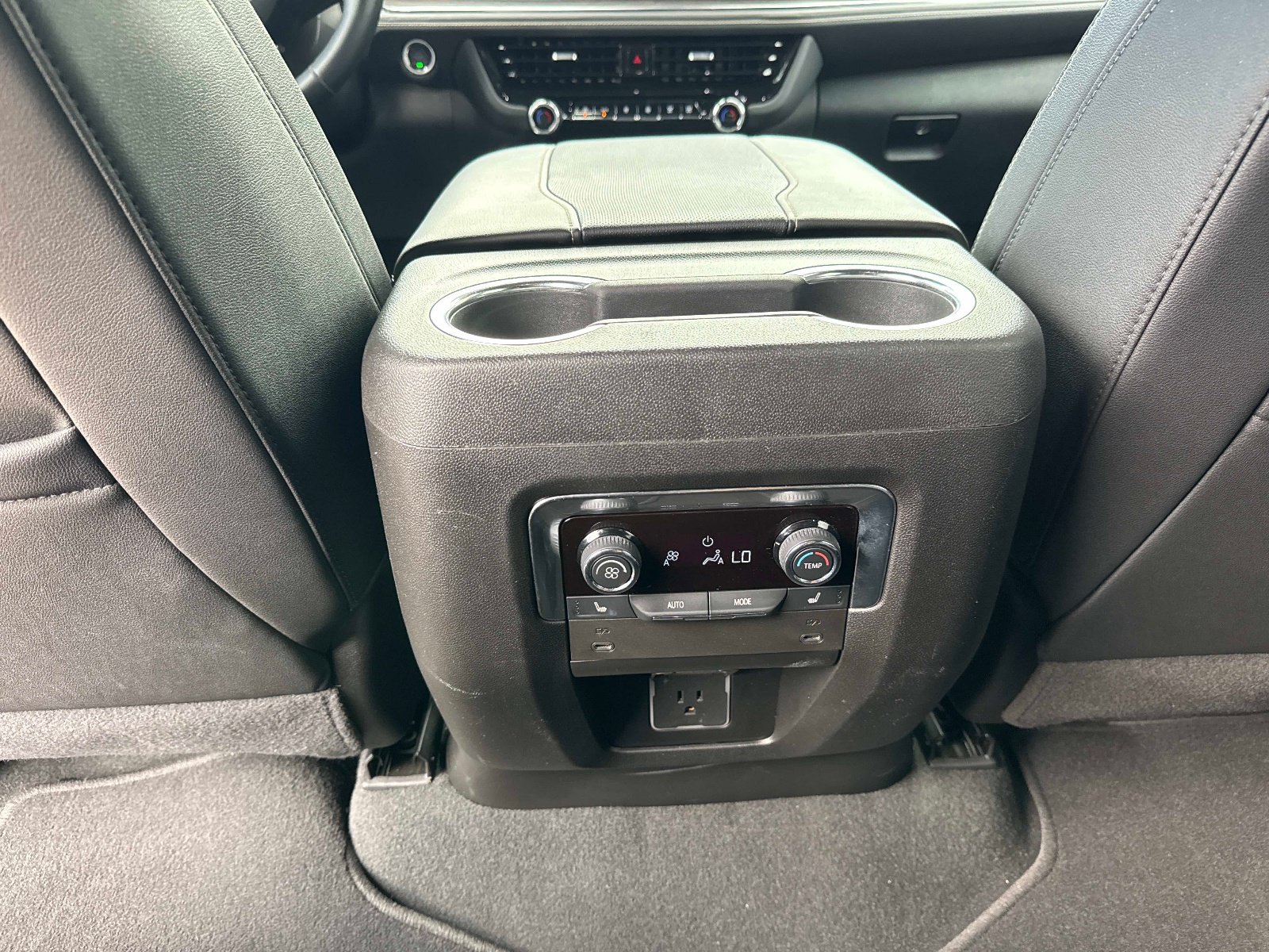 Used 2025 Chevrolet Suburban Premier RWD image 18