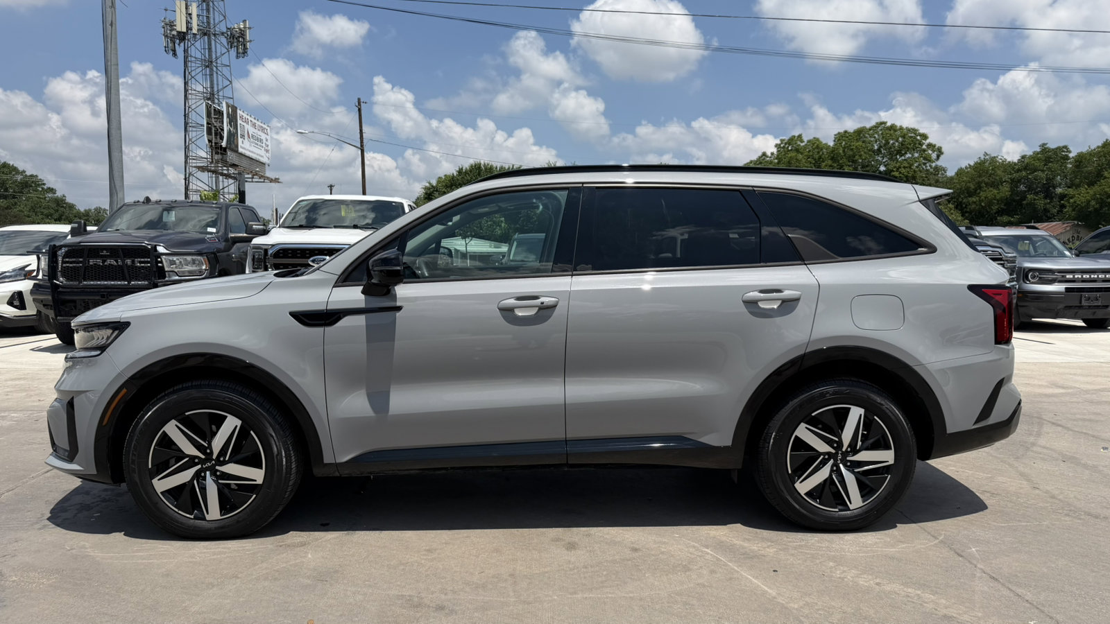 Used 2023 Kia Sorento EX w/ Panoramic Sunroof Package FWD image 9
