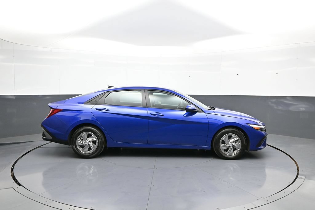 Certified 2025 Hyundai Elantra SE FWD image 5