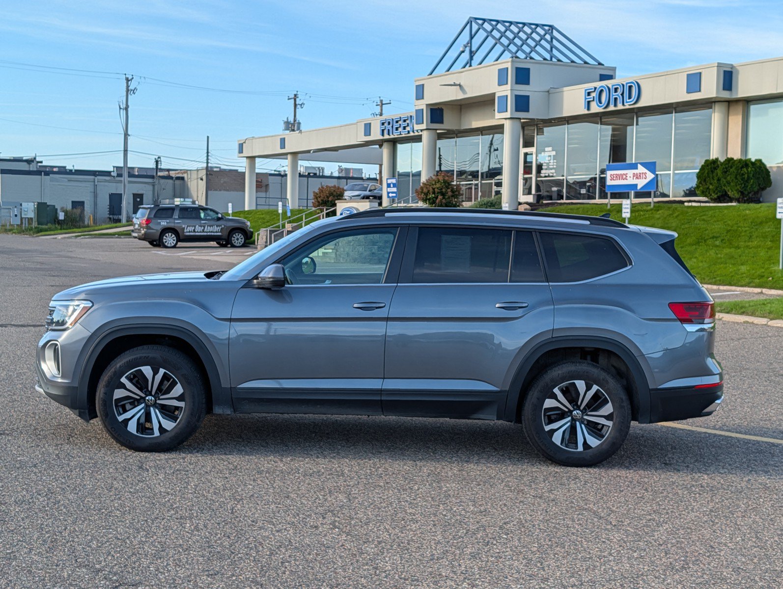 Used 2025 Volkswagen Atlas SE AWD/4WD image 2