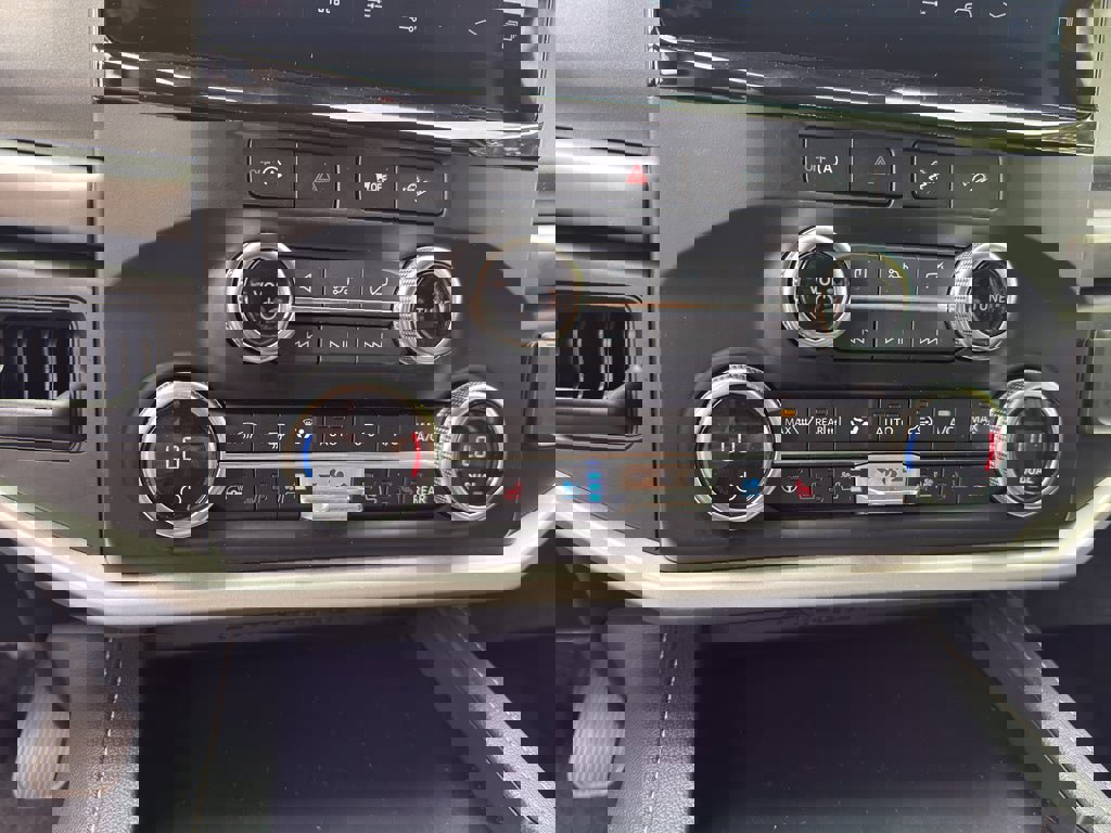 Used 2024 Ford Expedition XLT image 16