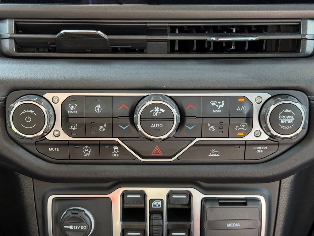 Used 2025 Jeep Wrangler Unlimited Sahara w/ Technology Group AWD/4WD image 12