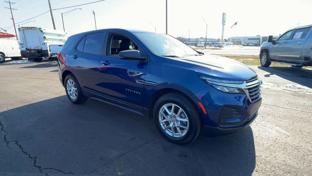 Used 2022 Chevrolet Equinox LS w/ LS Convenience Package FWD image 2