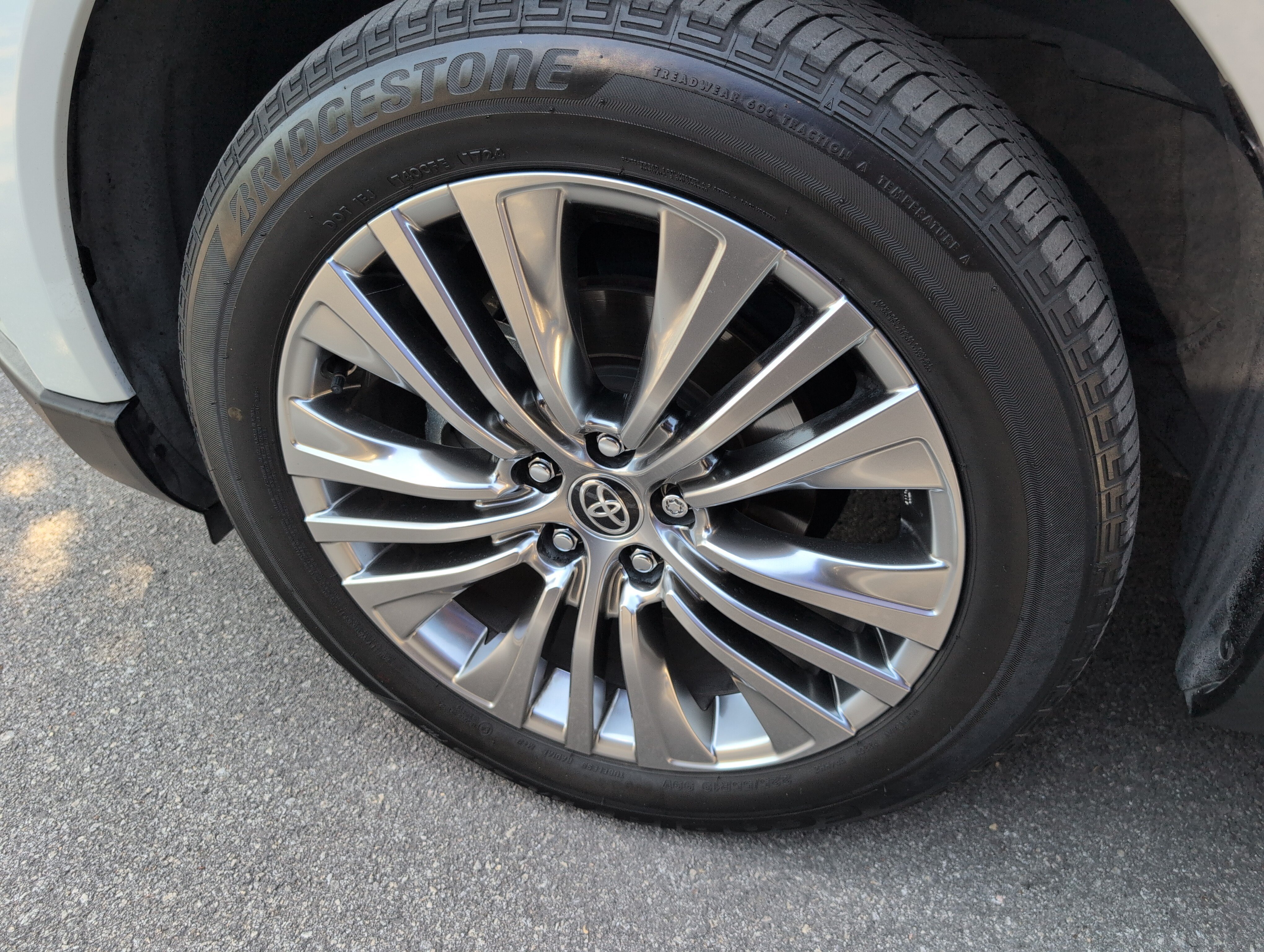 Used 2024 Toyota Venza Limited AWD/4WD image 7