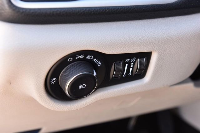 Used 2024 Chrysler Pacifica Select image 12