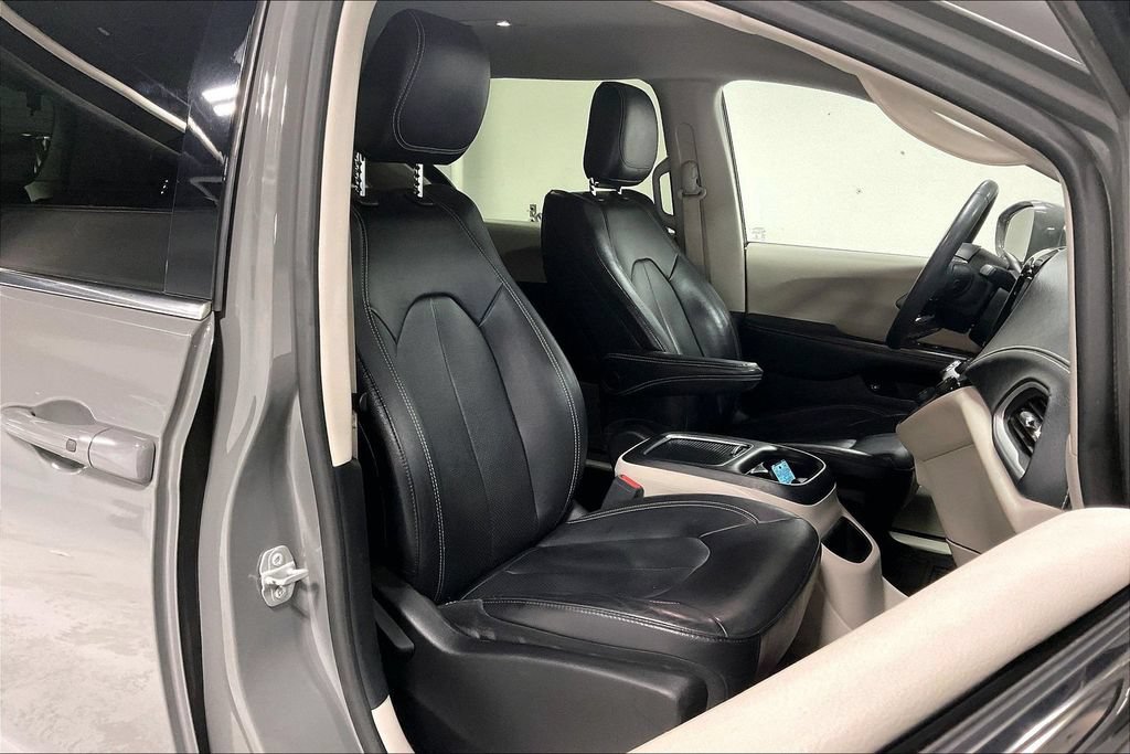 Used 2022 Chrysler Pacifica Touring-L FWD image 9