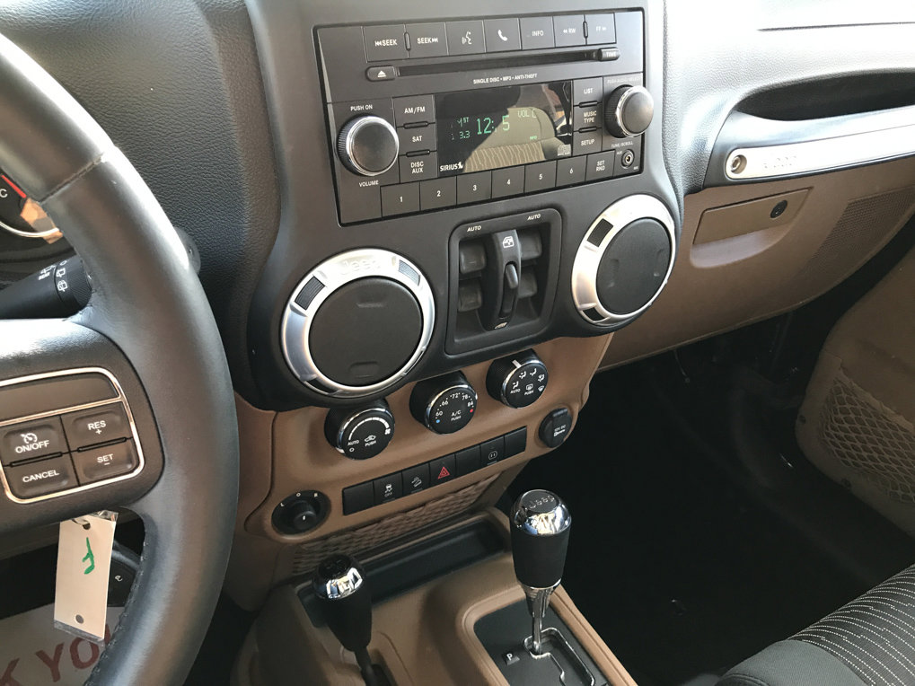 Used 2012 Jeep Wrangler Unlimited Rubicon w/ Connectivity Group image 15