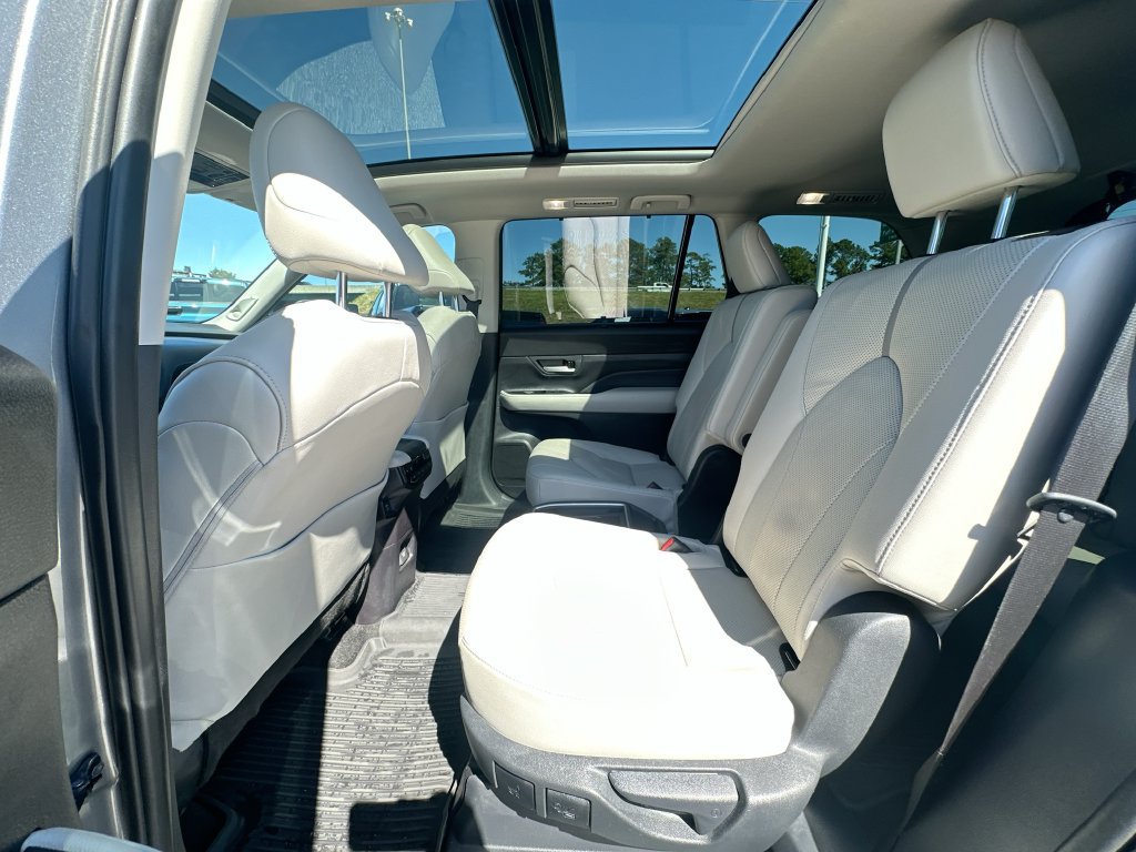 Used 2026 Toyota Grand Highlander AWD image 17