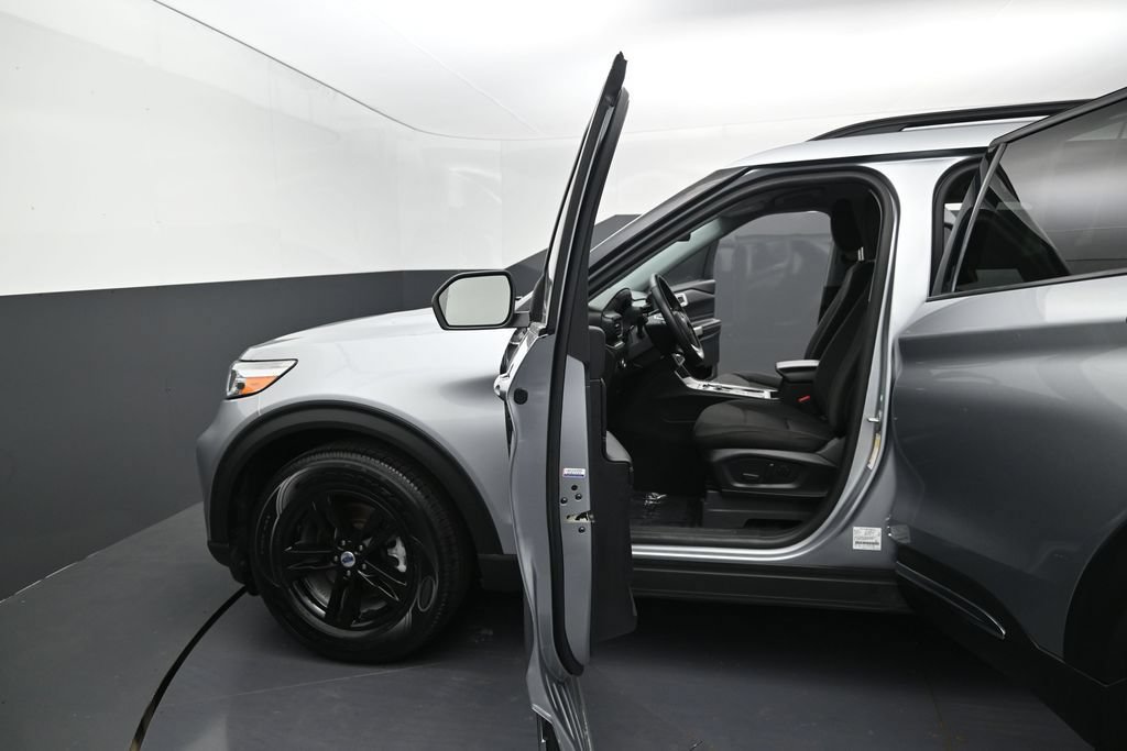 Used 2023 Ford Explorer XLT RWD image 13