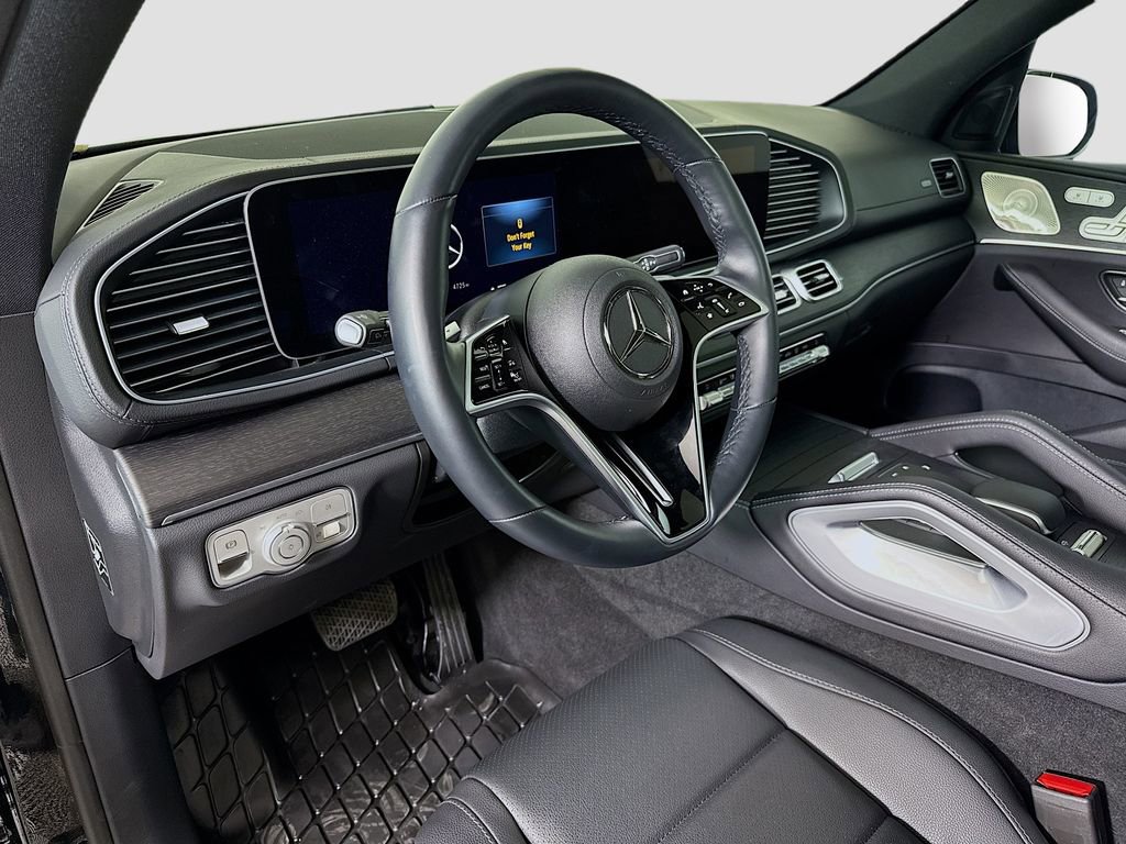 Used 2025 Mercedes-Benz GLS 450 4MATIC image 9