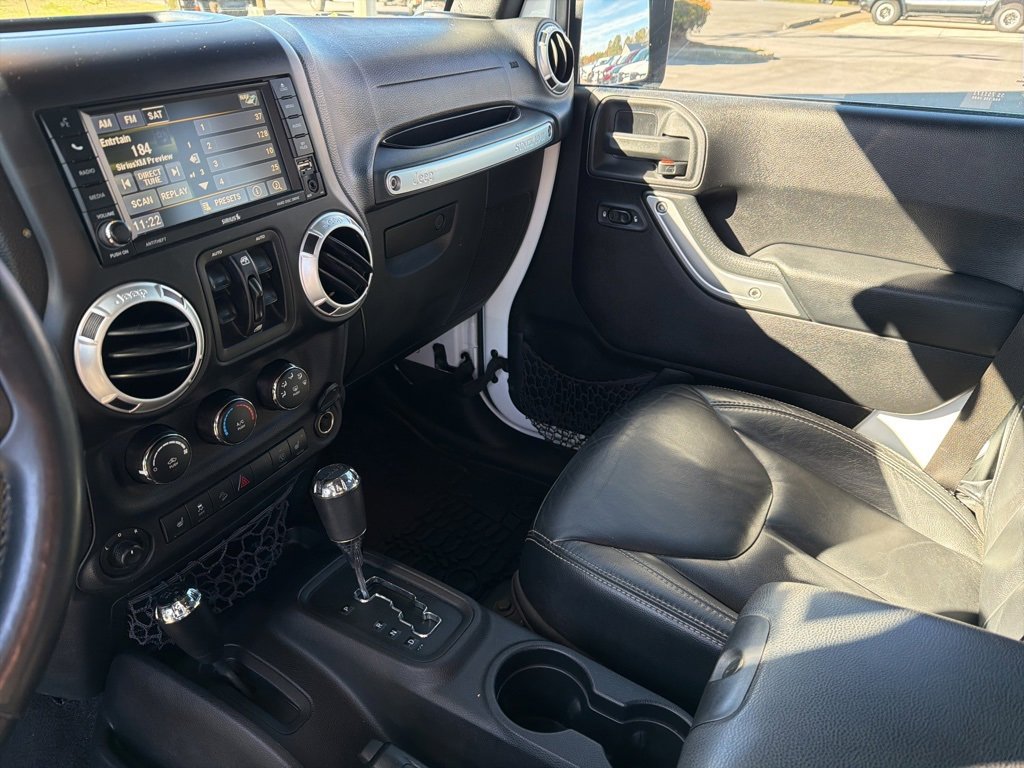 Used 2015 Jeep Wrangler Unlimited Rubicon w/ Connectivity Group image 30