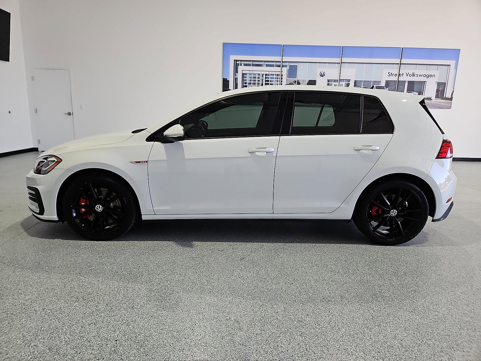 Used 2020 Volkswagen GTI SE FWD image 5