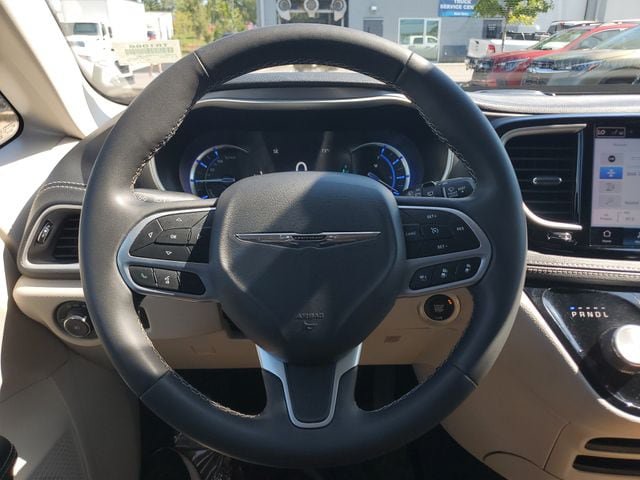 Used 2023 Chrysler Pacifica Touring-L FWD image 22
