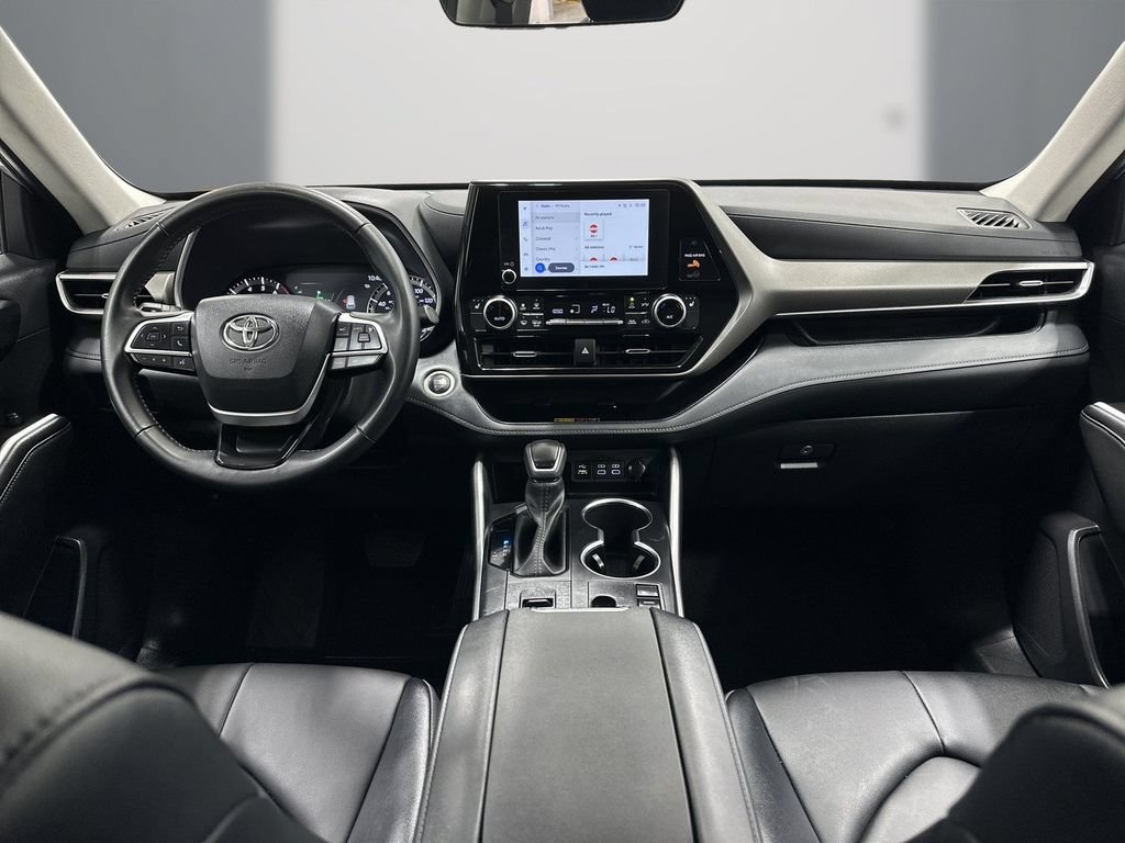 Used 2025 Toyota Highlander XLE FWD image 18