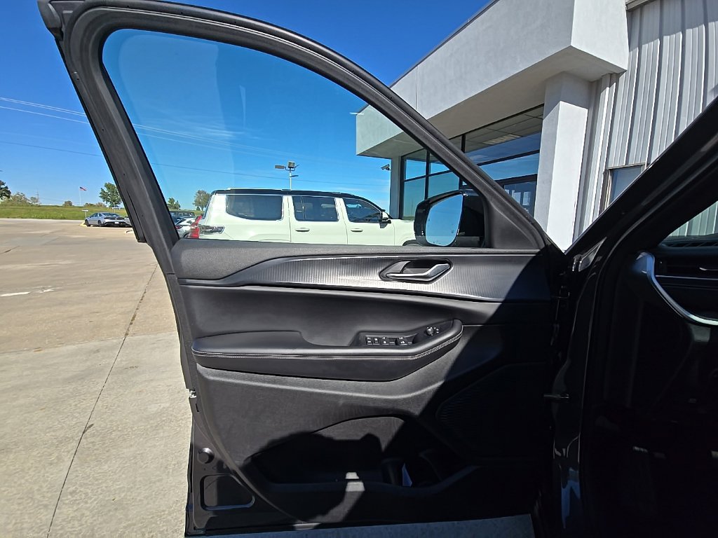 Used 2023 Jeep Grand Cherokee L Altitude AWD/4WD image 26