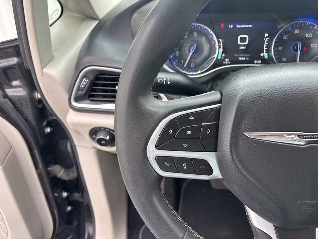Used 2023 Chrysler Pacifica Touring-L FWD image 16
