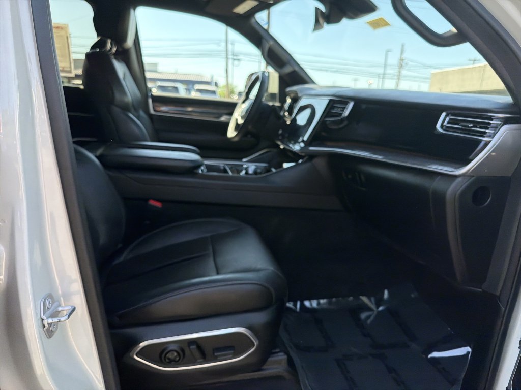Used 2022 Jeep Wagoneer Series II AWD/4WD image 16