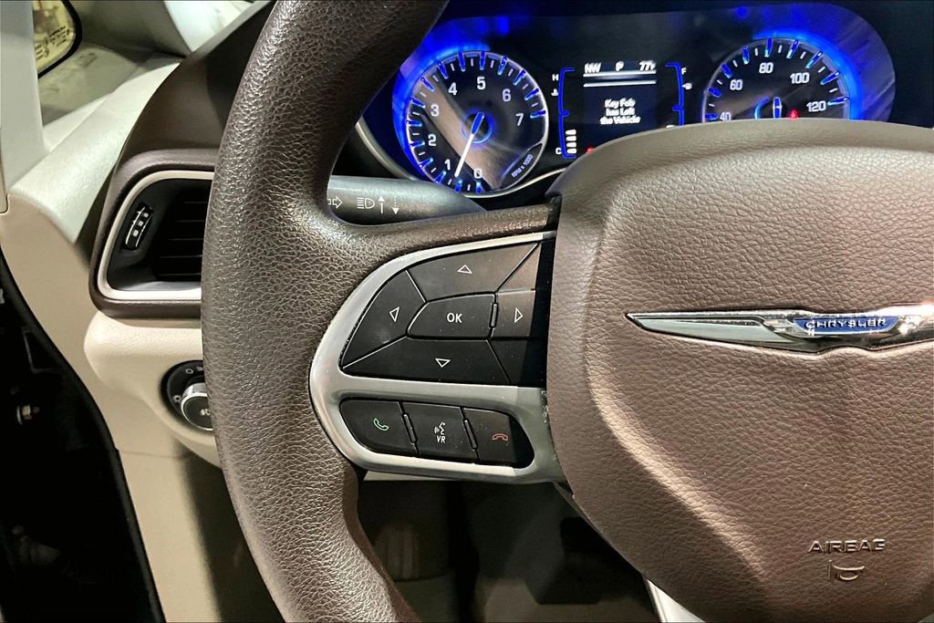 Used 2020 Chrysler Pacifica Touring w/ Tire & Wheel Group image 14