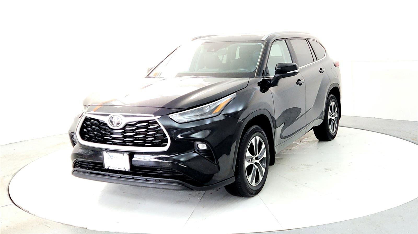 Used 2024 Toyota Highlander XLE image 2