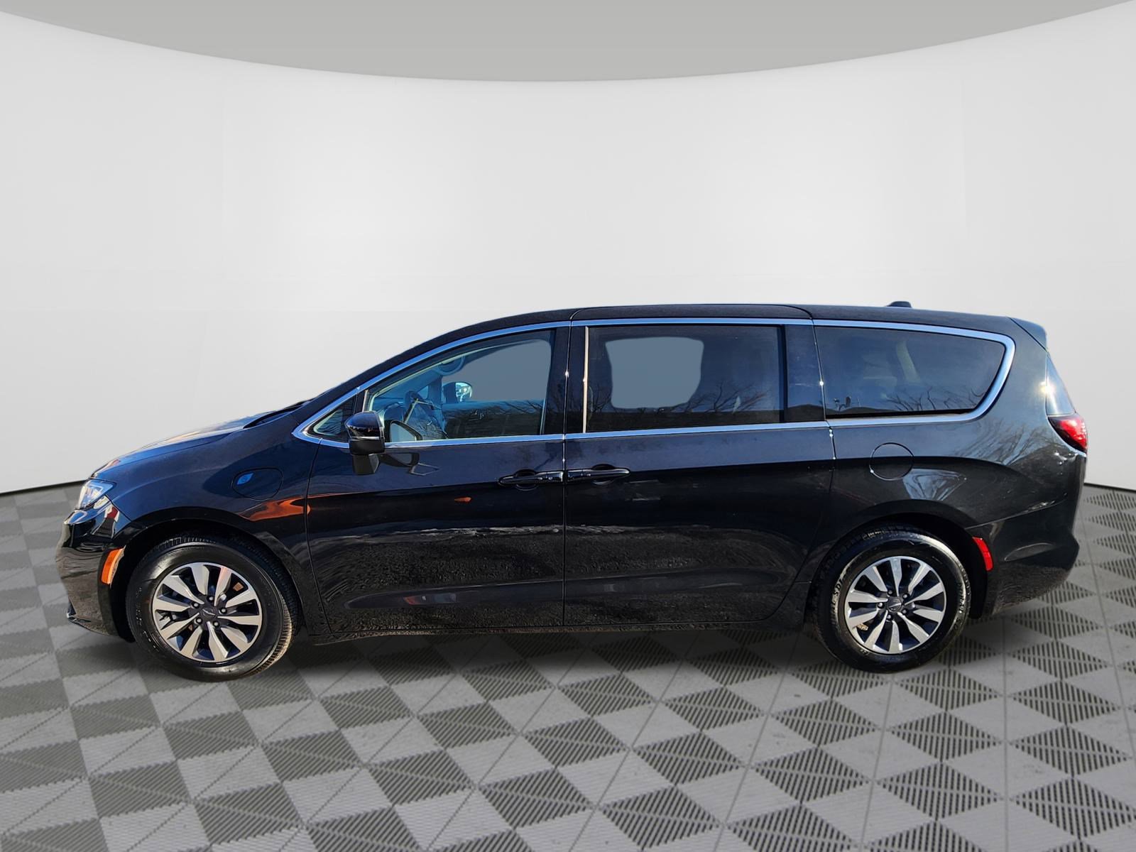 Used 2023 Chrysler Pacifica Touring-L image 5
