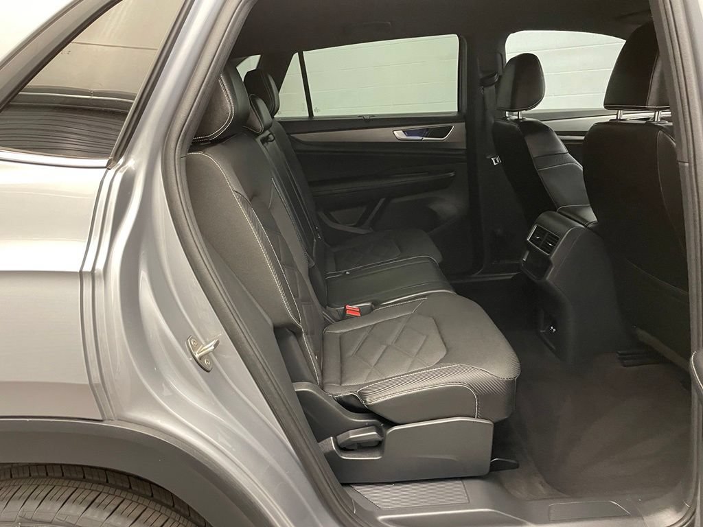 Used 2024 Volkswagen Atlas Cross Sport SE FWD image 30