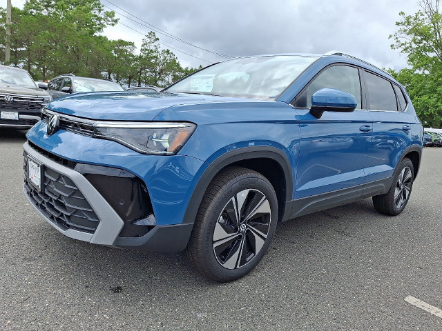 Used 2025 Volkswagen Taos SE w/ Panoramic Sunroof Package AWD/4WD image 2