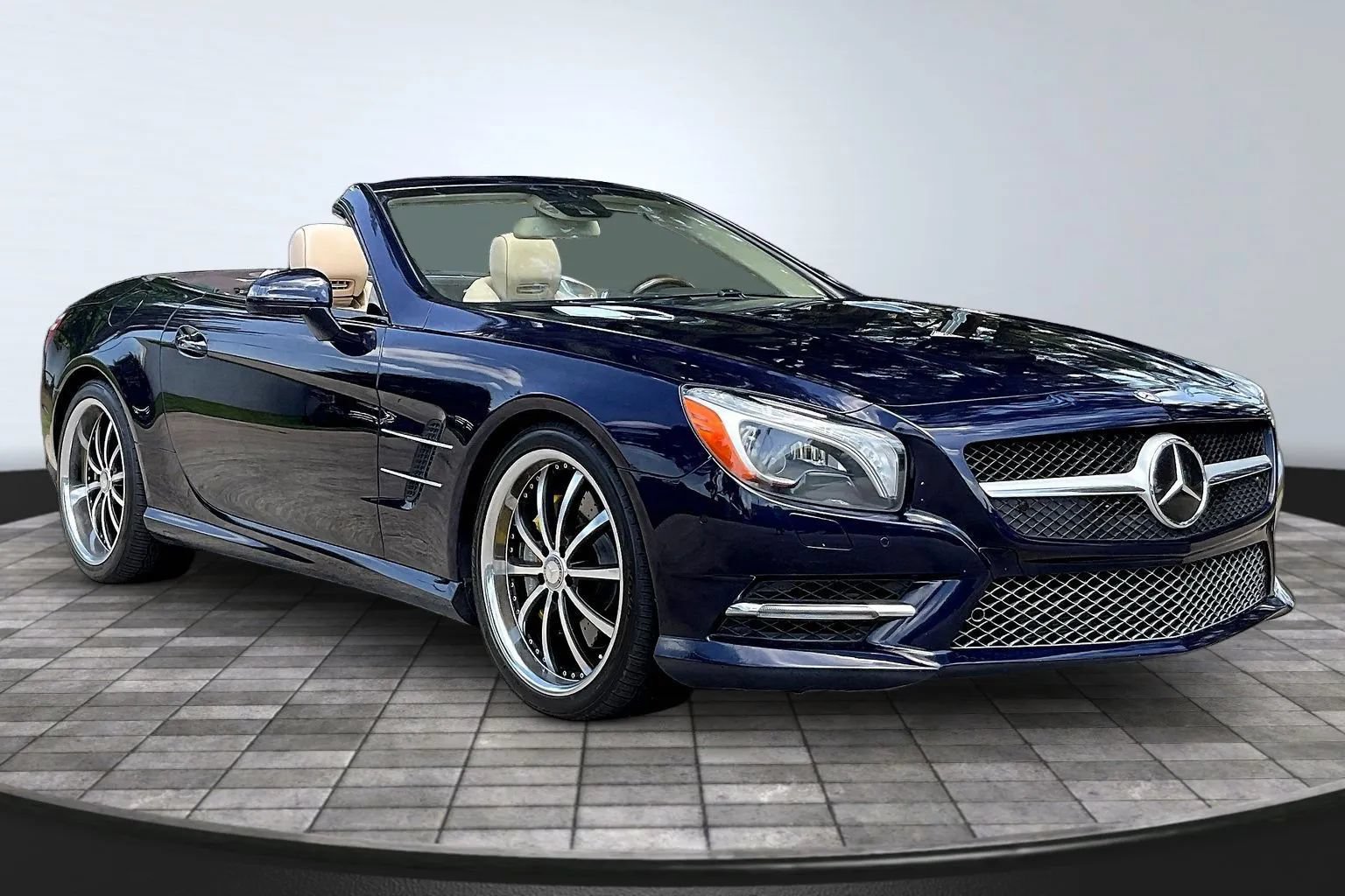 Used 2013 Mercedes-Benz SL 550 w/ Premium Pkg image 3