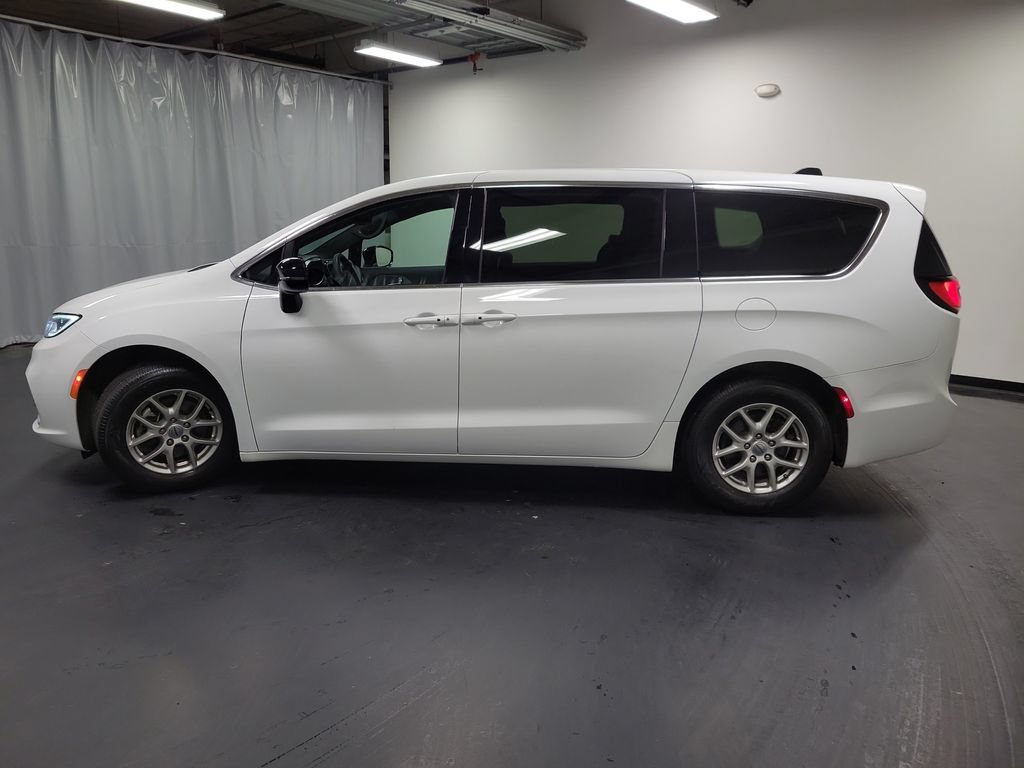 Used 2024 Chrysler Pacifica Touring FWD image 5