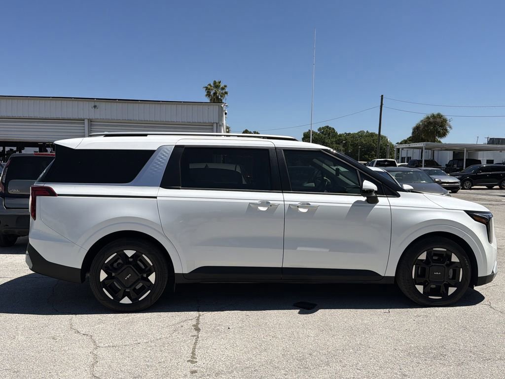 Used 2025 Kia Carnival EX image 3