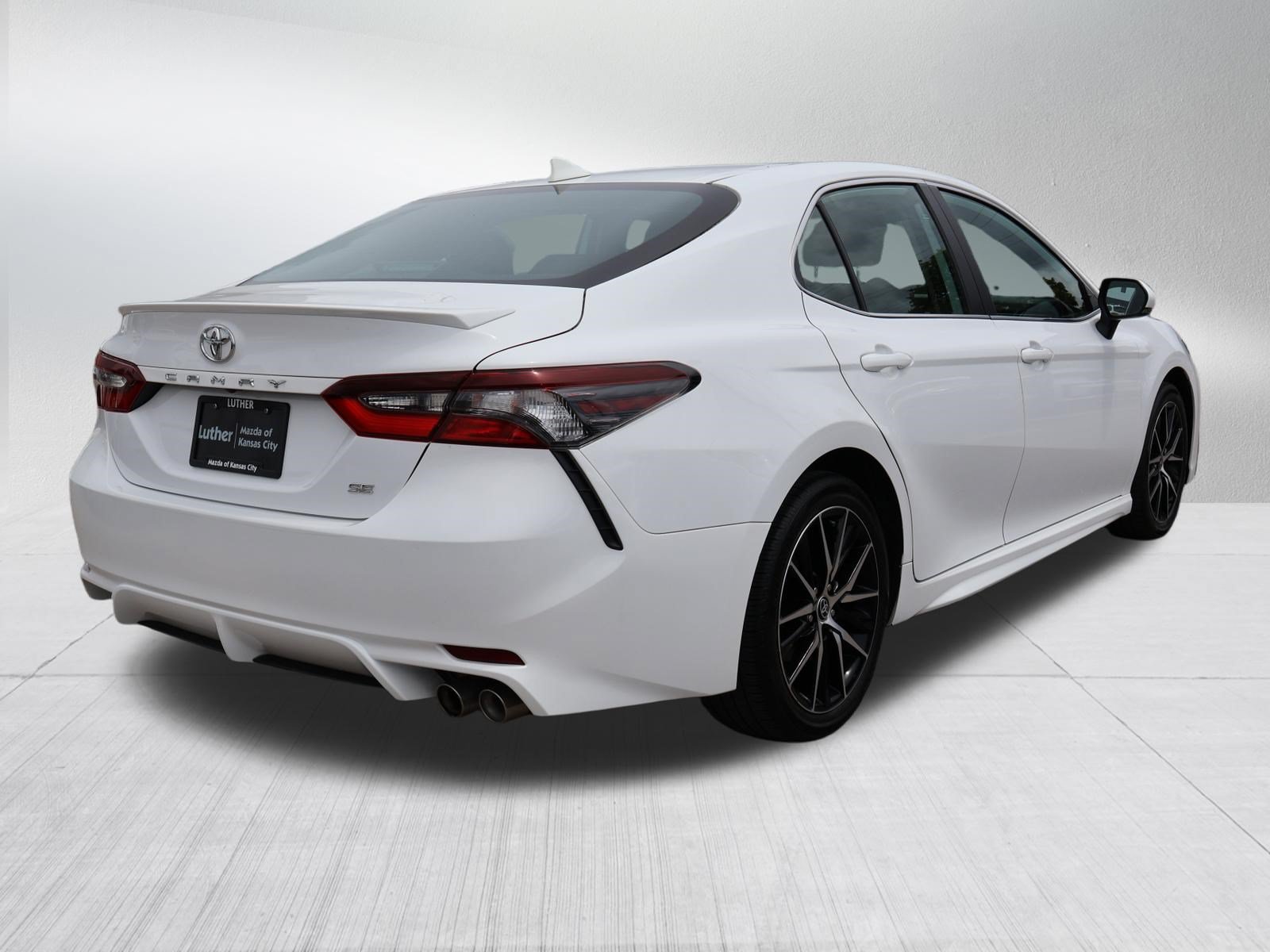 Used 2024 Toyota Camry SE w/ Convenience Package FWD image 7