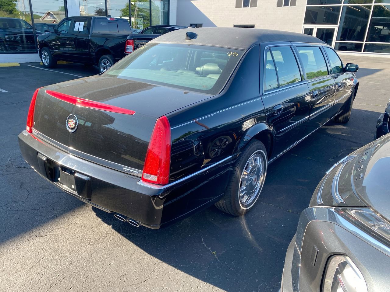 Used 2009 Cadillac DTS Limousine FWD image 3