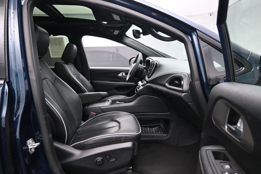 Used 2023 Chrysler Pacifica Limited w/ S Appearance Package FWD image 27