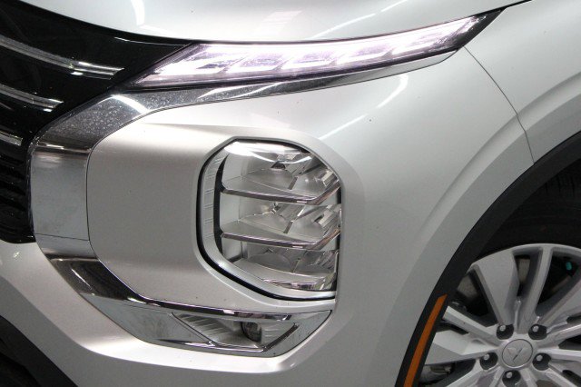 New 2026 Mitsubishi Outlander ES image 2