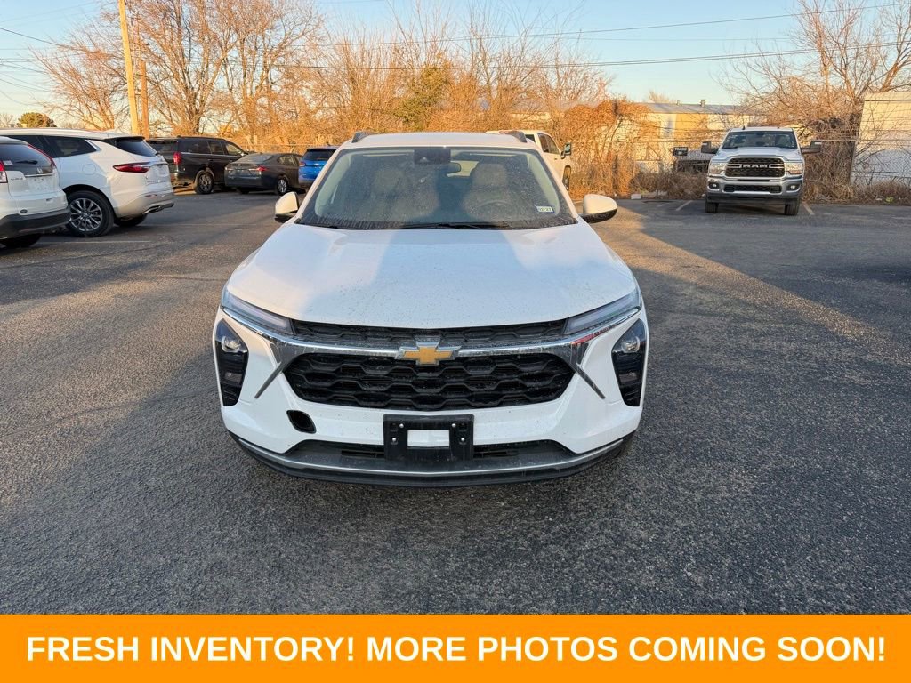 Used 2025 Chevrolet Trax LT image 2