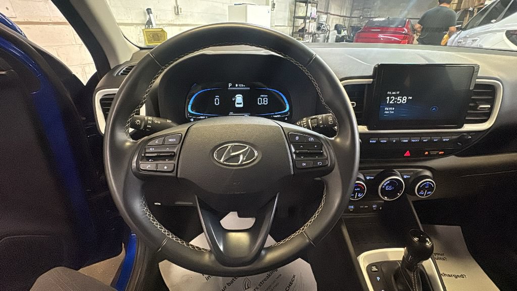 Used 2025 Hyundai Venue Limited FWD image 14