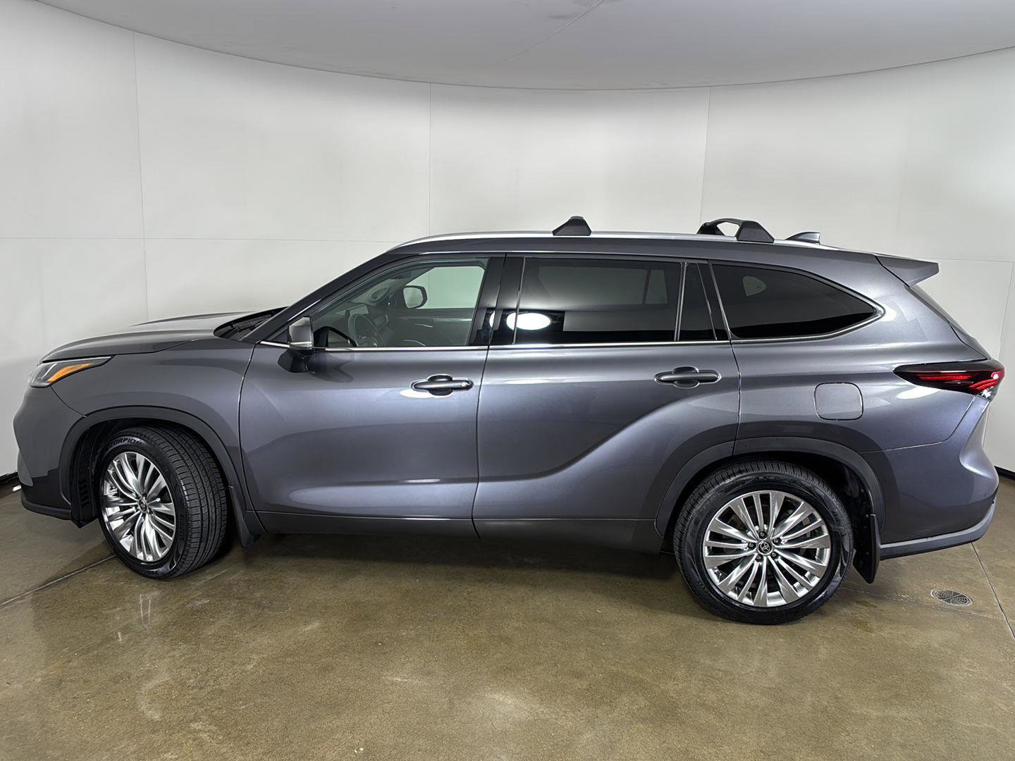 Used 2024 Toyota Highlander Platinum AWD/4WD image 12