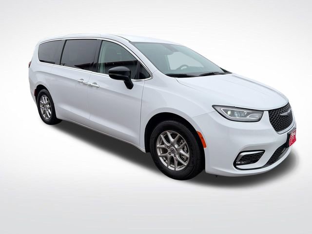 Used 2024 Chrysler Pacifica Touring-L FWD image 11