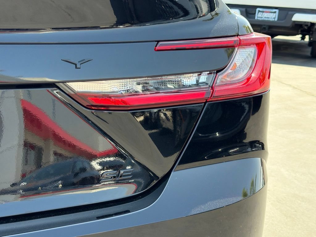 New 2026 Toyota Camry Hybrid FWD image 15