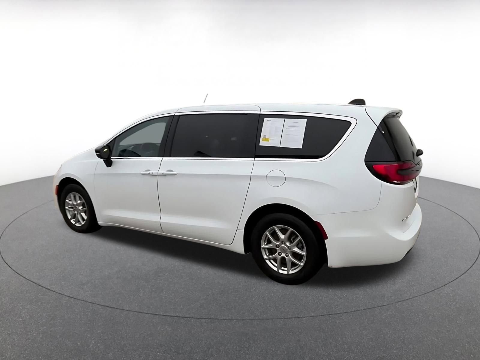 Used 2025 Chrysler Pacifica Select image 10