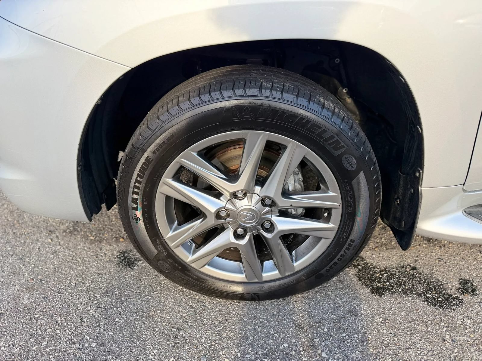Used 2013 Lexus LX 570 4WD w/ Luxury Pkg image 2